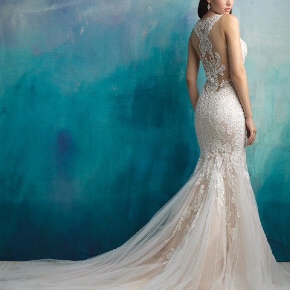 Beautiful wedding dress: size 10 - Picture 2 of 7